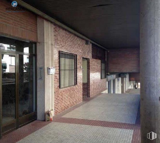 Retail for sale at Calle León Felipe, Guadalajara, 19004 with door, window, wood, fixture, lighting, brick, flooring, brickwork, road surface and tints and shades around