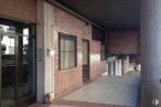 Retail for sale at Calle León Felipe, Guadalajara, 19004 with door, window, wood, fixture, lighting, brick, flooring, brickwork, road surface and tints and shades around