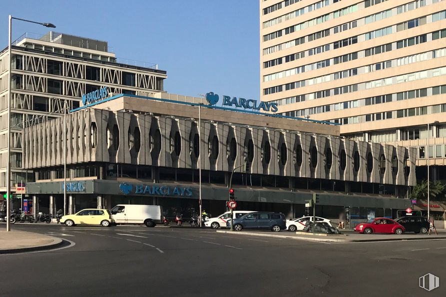 Oficina en alquiler en Edificio Axis, Plaza Colón, 1, Centro, Madrid, 28046 con edificio, coche, cielo, día, ventana, rueda, diseño urbano, vehículo, condominio y bloque de torre alrededor