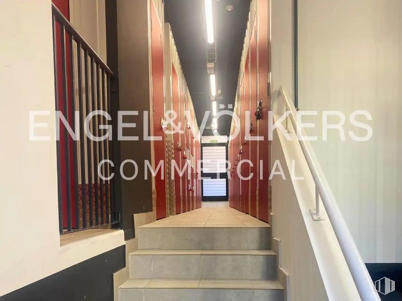 Retail for sale at Calle Galileo, 45, Chamberí, Madrid, 28015 with building, interior design, architecture, flooring, floor, font, wall, wood, ceiling and facade around