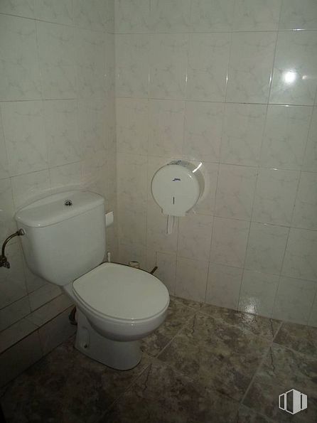 Retail for rent at Zona Centro, Fuenlabrada, Madrid, 28944 with toilet, plumbing fixture, toilet seat, building, bathroom, purple, flooring, floor, house and plumbing around