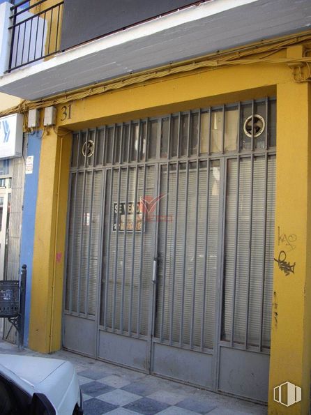 Retail for sale at Zona Plaza la Ajadrea, Cuenca, 16004 with property, building, fixture, wood, door, neighbourhood, wall, facade, real estate and vehicle door around