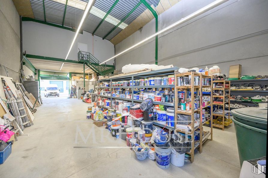 Industrial for sale at Calle Costa del Sol, Yuncos, Toledo, 45210 with furniture, shelf, shelving, retail, warehouse, convenience store, inventory, plastic, box and collection around