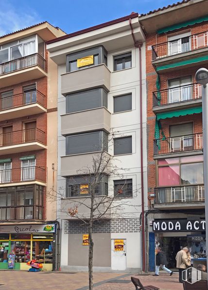 Office for sale at Calle Rancho, Segovia, 40005 with person, building, window, property, sky, urban design, tower block, neighbourhood, condominium and facade around