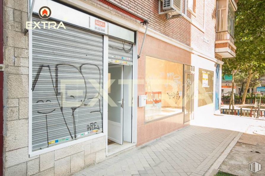 Retail for sale & for rent at Plaza San Amaro, Tetuán, Madrid, 28020 with window, fixture, brick, brickwork, plant, building, road surface, facade, tree and door around