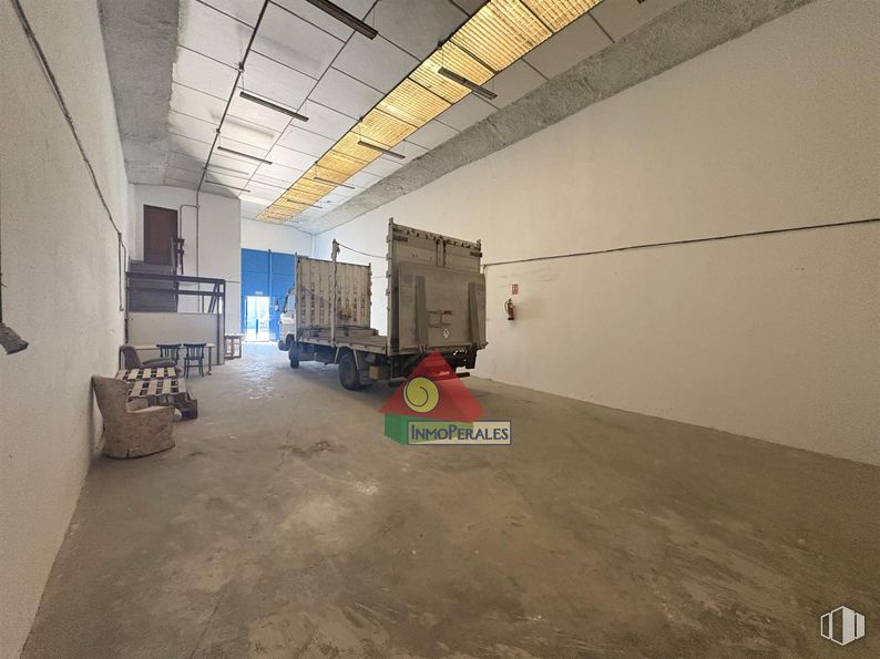 Industrial for rent at Zona Altos del Olivar - El Caracol, Valdemoro, Madrid, 28343 with truck, floor, flooring, ceiling, concrete, hall, building material, plywood, paint and plaster around