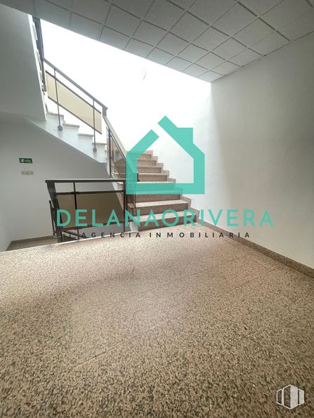 Oficina en alquiler en La Marazuela, Las Rozas de Madrid, Madrid, 28230 con rectángulo, escaleras, diseño de interiores, pared, suelo, piso, edificio, madera, sombra y tintes y tonos alrededor