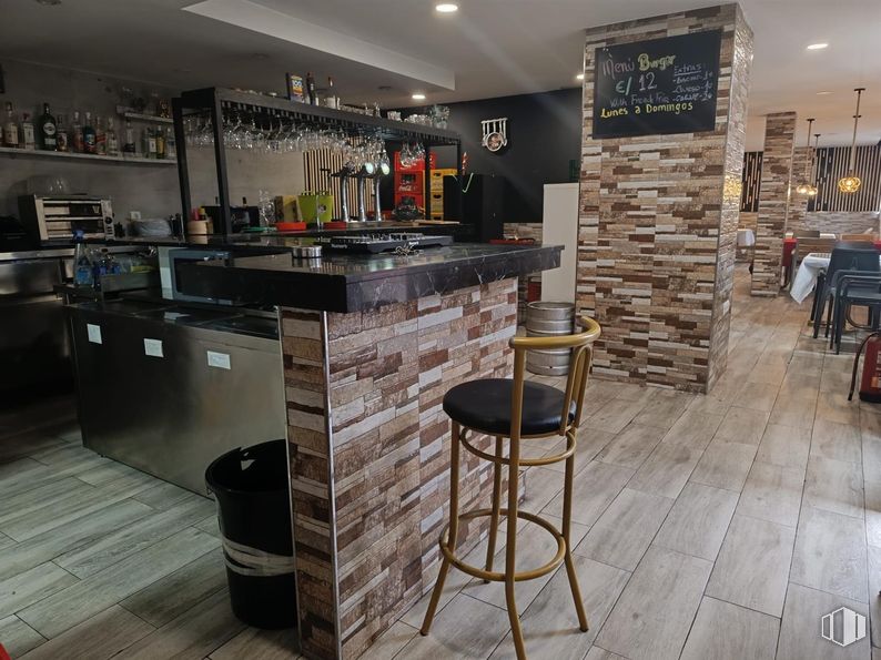 Local en alquiler en Avenida Córdoba, Usera, Madrid, 28026 con taburete, silla, mueble, encimera, mesa, ebanistería, cocina, madera, alumbrado y interiorismo alrededor