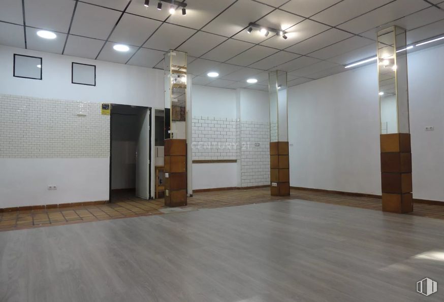 Retail for rent at Casco histórico, Alcalá de Henares, Madrid, 28801 with flooring, floor, wood, wood flooring, ceiling, interior design, lighting, laminate flooring, hardwood and hall around