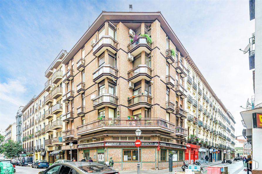 Retail for rent at Calle Cardenal Cisneros, Chamberí, Madrid, 28010 with building, sky, car, vehicle, window, wheel, tire, cloud, urban design and condominium around