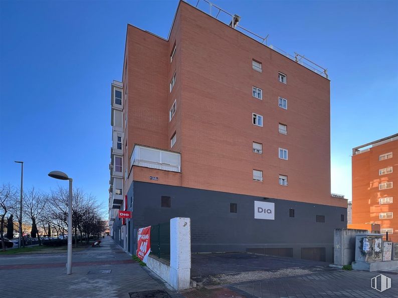 Nave en venta en Calle Sitio del Escorial, 4, Carabanchel, Madrid, 28054 con edificio, cielo, ventana, luz de la calle, diseño urbano, casa, condominio, superficie de la carretera, árbol y bloque de pisos alrededor