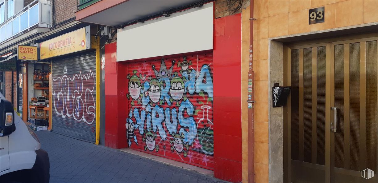 Local en venta en Avenida Nuestra Señora de Valvanera, Carabanchel, Madrid, 28025 con puerta, coche, accesorio, arquitectura, ladrillo, arte, fuente, graffiti, fachada y tintes y matices alrededor