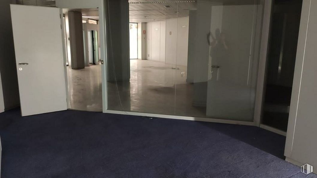 Local en alquiler y venta en Calle Sancho Dávila, Salamanca, Madrid, 28028 con puerta, accesorio, piso, pavimento, madera, pasillo, exterior automotriz, vidrio, edificio y aluminio alrededor