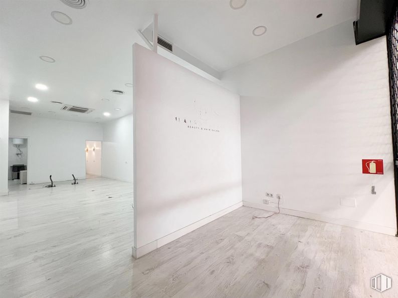 Local en alquiler en Avenida Bucaramanga, Hortaleza, Madrid, 28033 con hall, madera, suelo, suelos, edificio, diseño automovilístico, arte, techo, espacio y vidrio alrededor