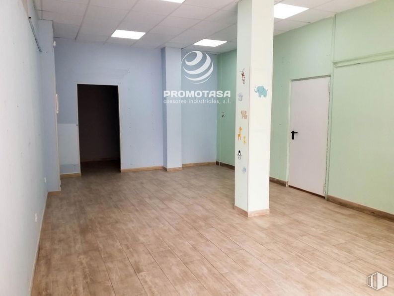 Local en alquiler en Zona centro, Arganda del Rey, Madrid, 28500 con puerta, edificio, madera, interiorismo, accesorio, suelos, suelo, hall, suelo laminado y techo alrededor