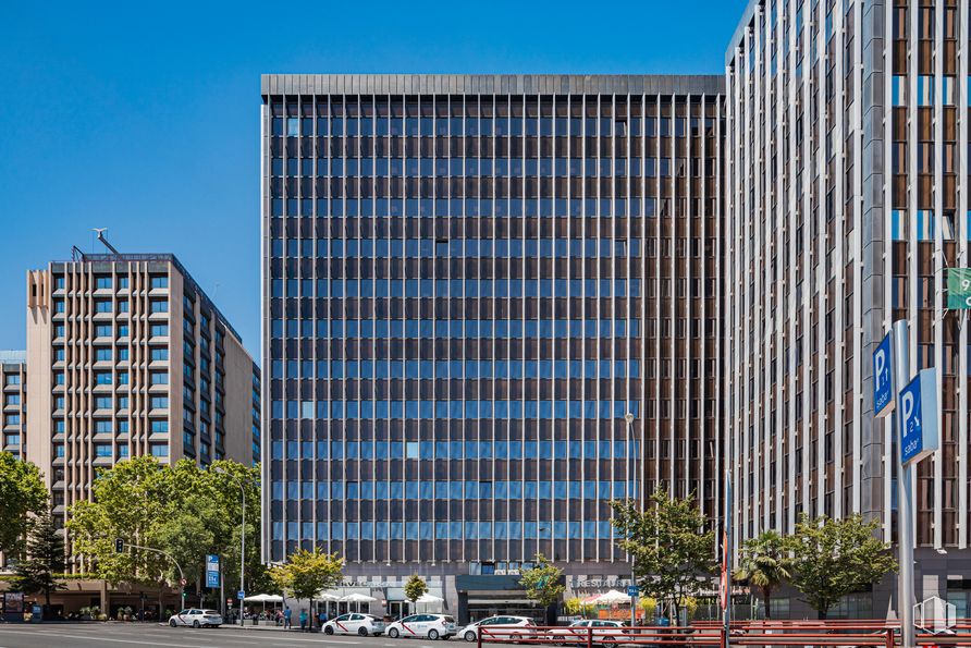 Office for rent at Calle Agustín de Foxá, 27, Chamartín, Madrid, 28036 with building, sky, daytime, property, skyscraper, plant, tree, tower block, urban design and window around