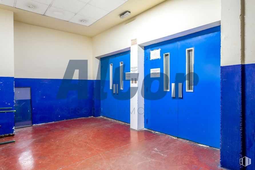 Oficina en venta en Calle Arroyo Bueno, Villaverde, Madrid, 28021 con edificio, azul, accesorio, puerta, pintura, suelos, suelo, techo, azul eléctrico y gas alrededor