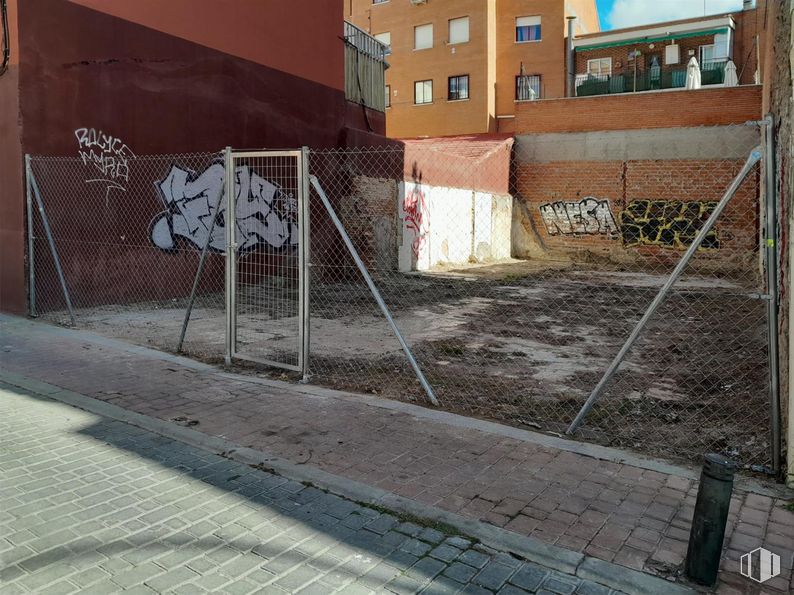 Suelo en venta en Calle Juan Portas, 7, Puente de Vallecas, Madrid, 28018 con superficie de la carretera, ventana, alambrada, asfalto, malla, arte, material compuesto, ladrillo, albañilería y acera alrededor