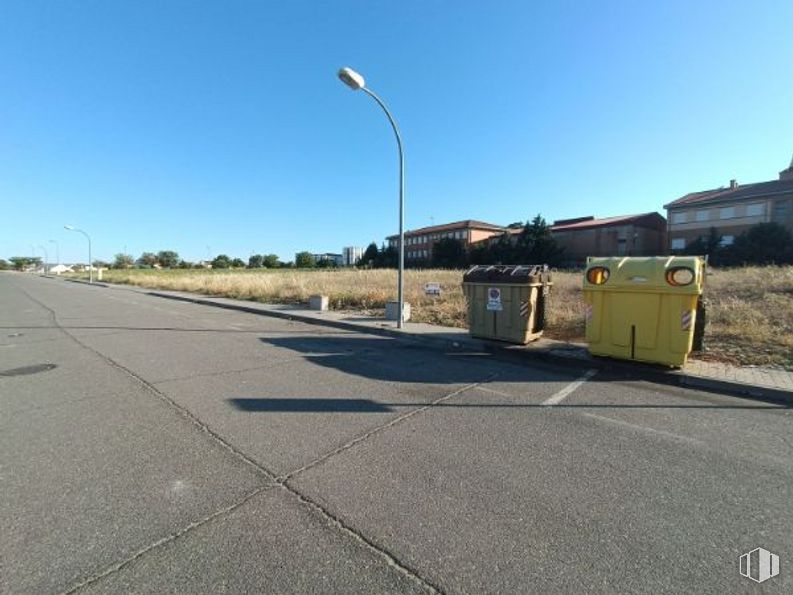 Land for sale at Calle Cabeza Tocón, Valmojado, Toledo, 45940 with waste container, street light, sky, road surface, waste containment, asphalt, tar, tree, road and gas around