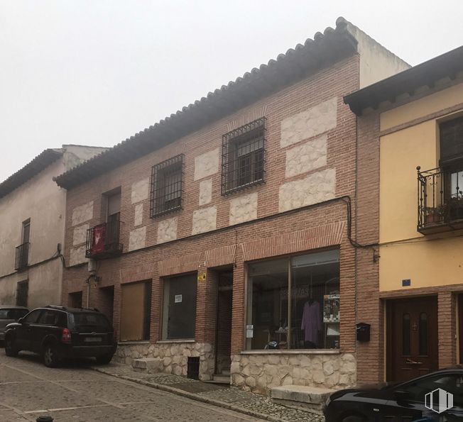 Retail for rent at Calle Carpinteros, 4, Chinchón, Madrid, 28370 with car, window, door, land vehicle, automotive parking light, property, tire, building, wheel and sky around