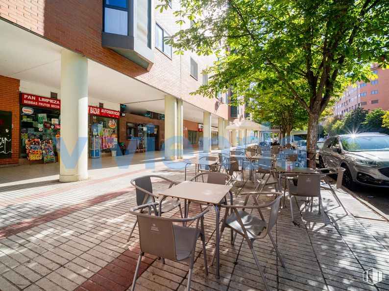 Retail for sale at Calle Arcos, San Blas - Canillejas, Madrid, 28032 with chair, car, building, window, table, furniture, wheel, tree, flowerpot and architecture around