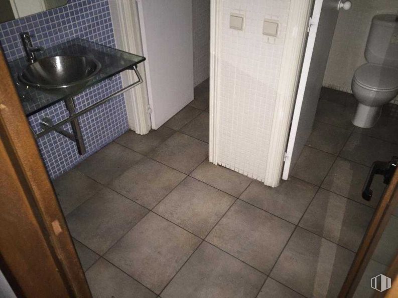 Retail for sale at Calle Fernando Mora, Carabanchel, Madrid, 28019 with toilet, sink, wood, plumbing fixture, tile flooring, flooring, floor, hardwood, gas and fixture around