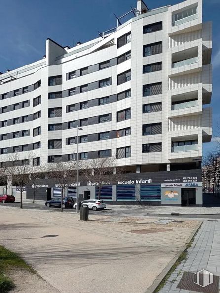 Local en venta en Parque Valdebebas, Av. de Juan Antonio Samaranch, 67, Hortaleza, Madrid, 28055 con edificio, durante el día, propiedad, cielo, ventana, diseño urbano, bloque de pisos, condominio, coche y vehículo alrededor