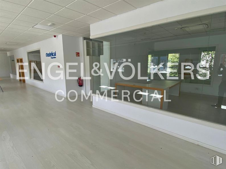 Oficina en alquiler en Calle Julián Camarillo, 38, San Blas - Canillejas, Madrid, 28037 con edificio, accesorio, suelo, suelos, madera, hall, vidrio, espacio, techo y arte alrededor