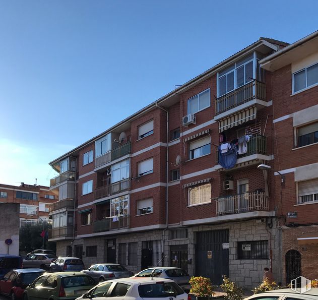 Local en venta en Calle Extremadura, 16, Colmenar Viejo, Madrid, 28770 con coche, ventana, edificio, cielo, vehículo, diseño urbano, neumático, condominio, exterior automotriz y área residencial alrededor