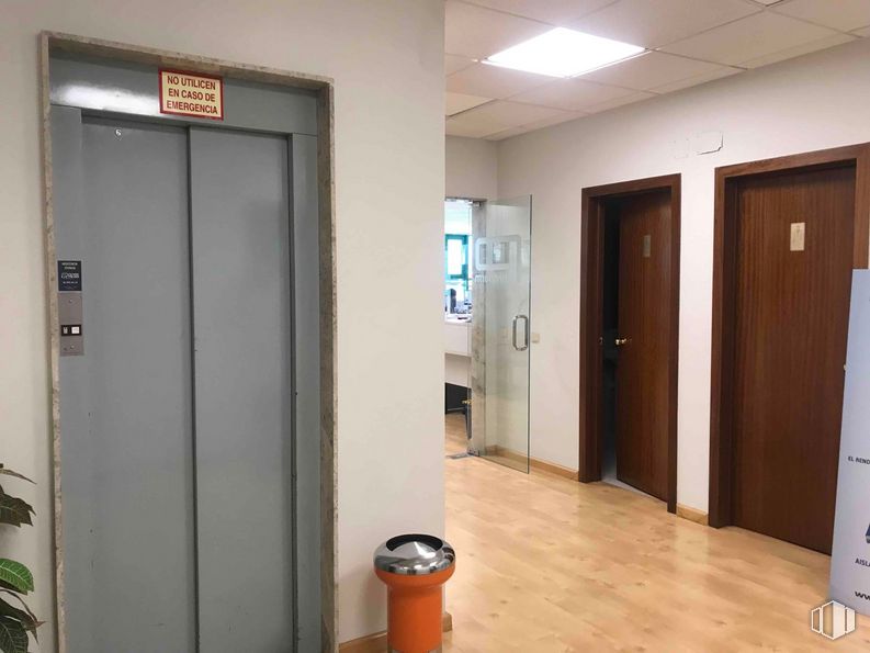 Oficina en venta en Avenida Fuente Nueva, 12, San Sebastián de los Reyes, Madrid, 28700 con puerta, lámpara, planta, accesorio, contenedor de basura, contención de residuos, madera, interiorismo, suelos y suelo alrededor