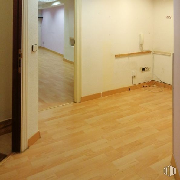 Office for rent at Zona Pradillo, Móstoles, Madrid, 28931 with fixture, wood, flooring, interior design, hall, floor, wood stain, tile flooring, beige and laminate flooring around