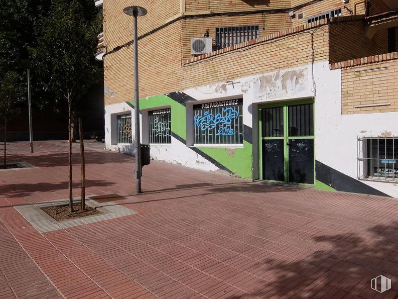 Local en alquiler en Calle María Auxiliadora, San Sebastián de los Reyes, Madrid, 28700 con ventana, edificio, puerta, superficie de carretera, diseño urbano, ladrillo, asfalto, sombra, acera y árbol alrededor