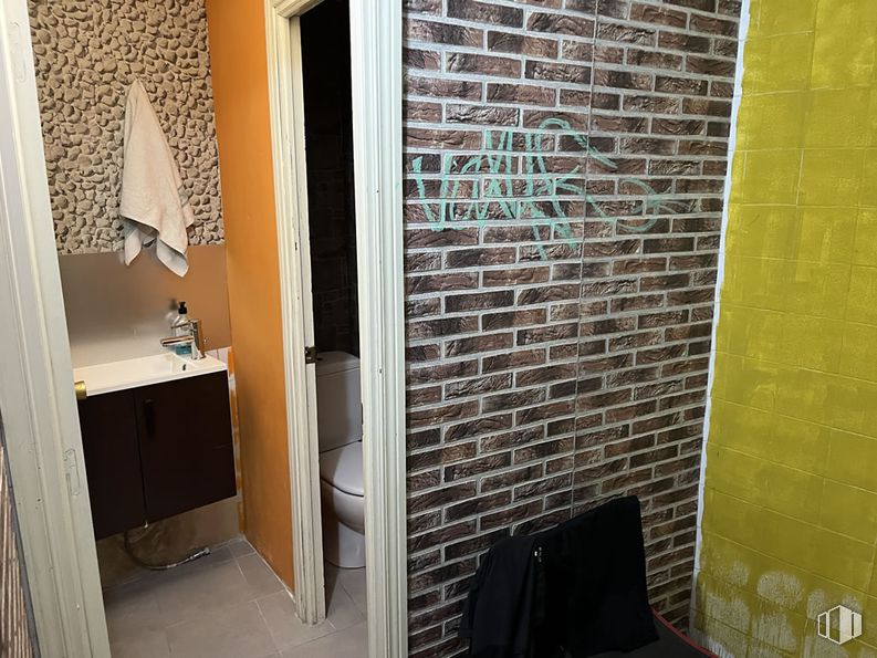 Retail for rent at Zona Centro, San Sebastián de los Reyes, Madrid, 28700 with toilet, bathroom cabinet, cabinetry, wall, brick, brickwork, building material, paint, plumbing fixture and tile around