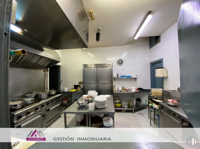 Retail for rent at Calle Hernani, 48, Tetuán, Madrid, 28020 with table, lighting, cabinetry, countertop, kitchen, kitchen appliance, home appliance, flooring, couch and floor around