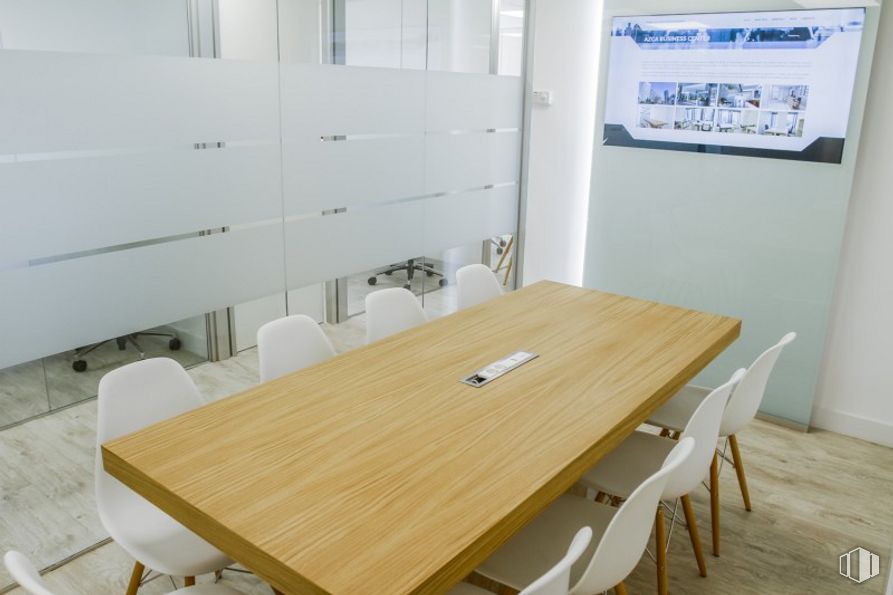 Oficina en alquiler en Paseo Castellana, 91, Tetuán, Madrid, 28046 con silla, mesa, mueble, propiedad, escritorio, madera, diseño de interiores, escritorio para computadora, suelo y piso alrededor