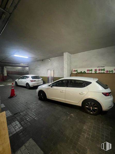 Oficina en alquiler y venta en Edificio Astygi, Calle San Romualdo, 26, San Blas - Canillejas, Madrid, 28037 con rueda, coche, neumático, luz de estacionamiento, vehículo, iluminación del automóvil, neumático de automoción, diseño automovilístico, vehículo de motor y luces traseras y de freno alrededor