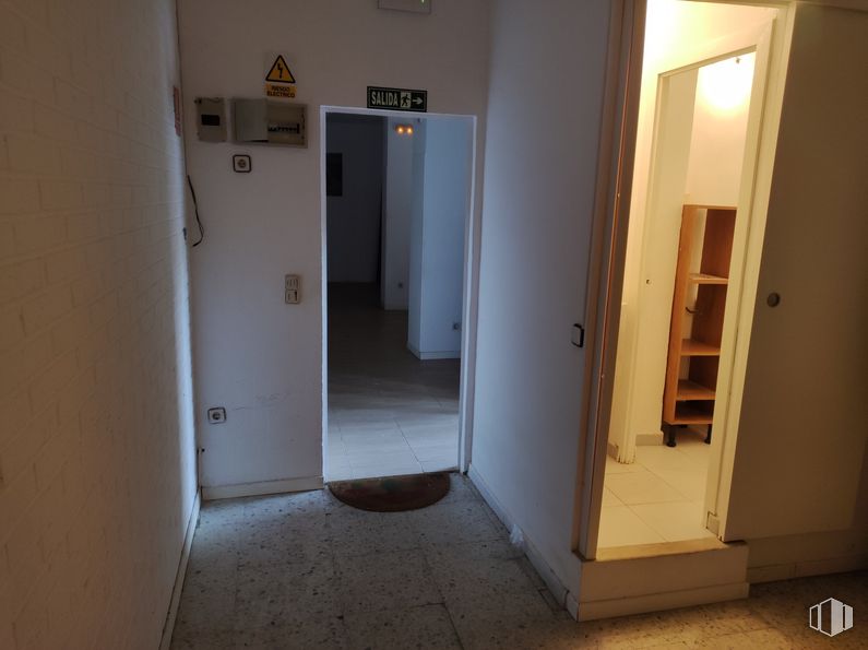 Retail for rent at Plaza Valle del Nalón, 9, Rivas-Vaciamadrid, Madrid, 28529 with wardrobe, building, fixture, door, wood, interior design, house, floor, flooring and handle around