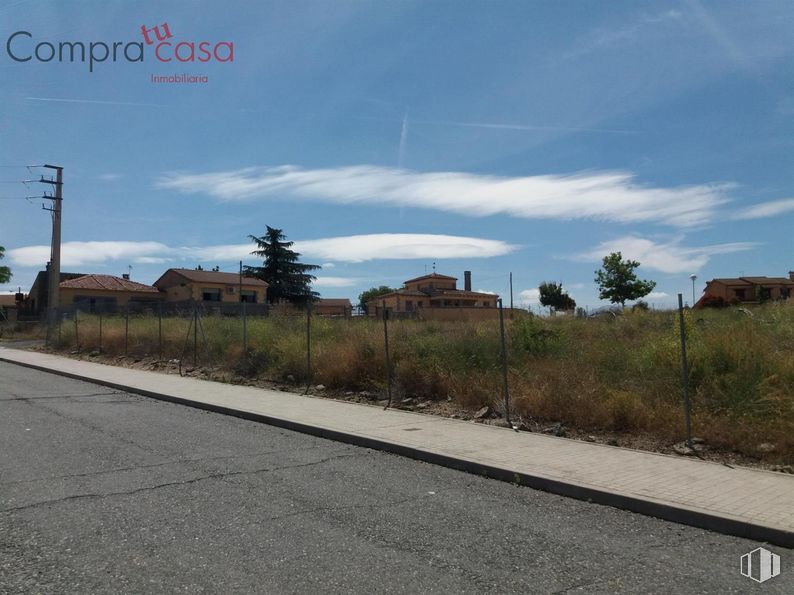 Land for sale at Zona Sotillo - La Lastrilla, La Lastrilla, Segovia, 40196 with cloud, sky, plant, road surface, asphalt, land lot, natural landscape, tree, overhead power line and tar around