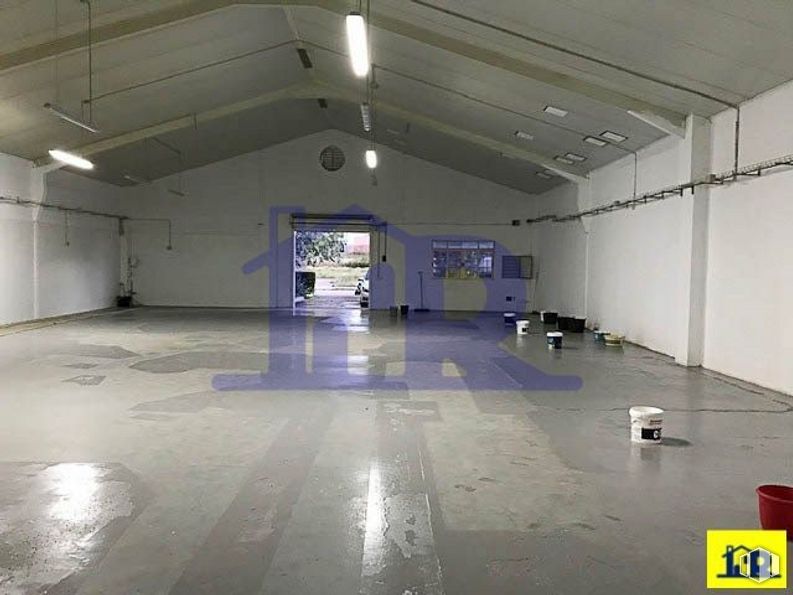 Industrial for sale at Polígono Cerrajera, Cuenca, 16003 with hall, floor, flooring, tile flooring, fixture, building, parking, space, concrete and ceiling around