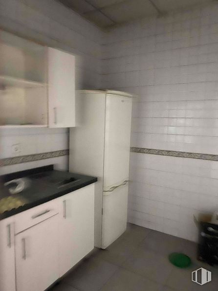 Nave en alquiler en Calle Valle de Tobalina, Villaverde, Madrid, 28021 con refrigerador, ebanistería, encimera, suelos, suelo, interiorismo, cocina, fregadero, azulejo y accesorios de fontanería alrededor