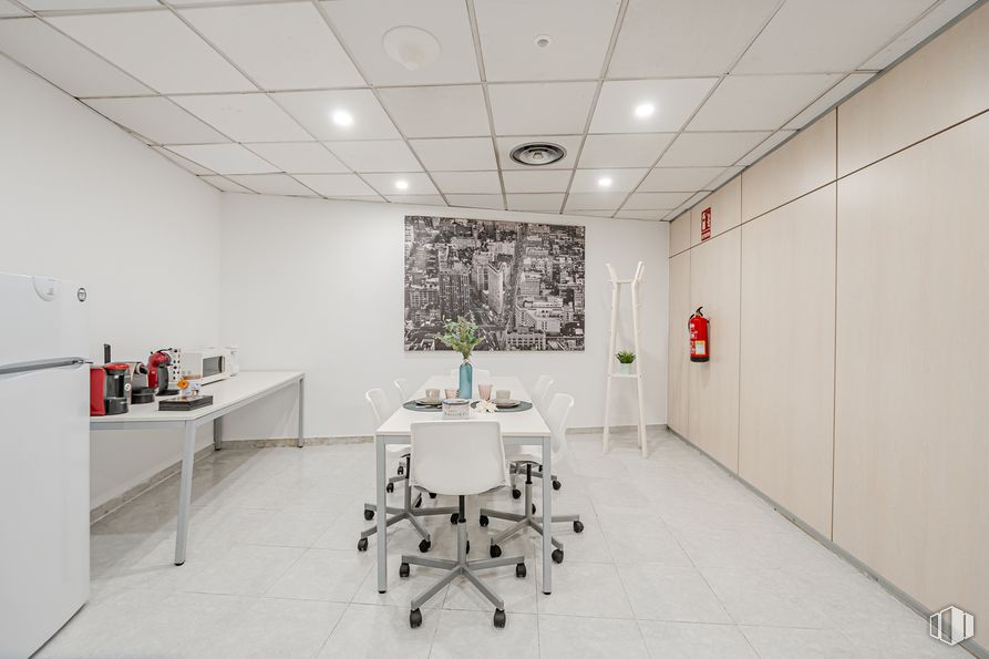 Retail for sale at Calle Núñez Morgado, Chamartín, Madrid, 28036 with chair, desk, table, interior design, flooring, furniture, wall, floor, ceiling and lighting around