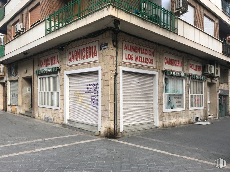 Local en alquiler y venta en Calle San Antonio, 123, Aranjuez, Madrid, 28300 con edificio, ventana, accesorio, pared, fachada, acera, ciudad, fuente, superficie de carretera y casa alrededor