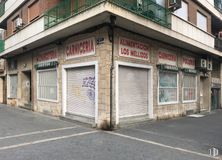 Local en alquiler y venta en Calle San Antonio, 123, Aranjuez, Madrid, 28300 con edificio, ventana, accesorio, pared, fachada, acera, ciudad, fuente, superficie de carretera y casa alrededor