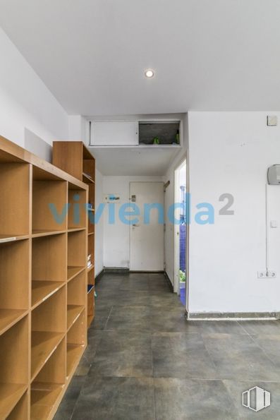 Local en venta en Calle Naranjo, Tetuán, Madrid, 28039 con estantería, edificio, propiedad, accesorio, puerta, estante, suelo, piso, estantería y casa alrededor