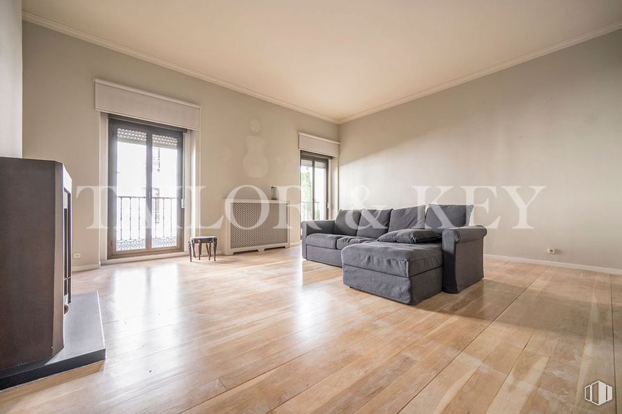 Oficina en alquiler y venta en Calle Serrano, Salamanca, Madrid, 28001 con sofá, suelo, suelos, suelos de madera, madera, interiorismo, techo, habitación, suelo laminado y apartamento alrededor