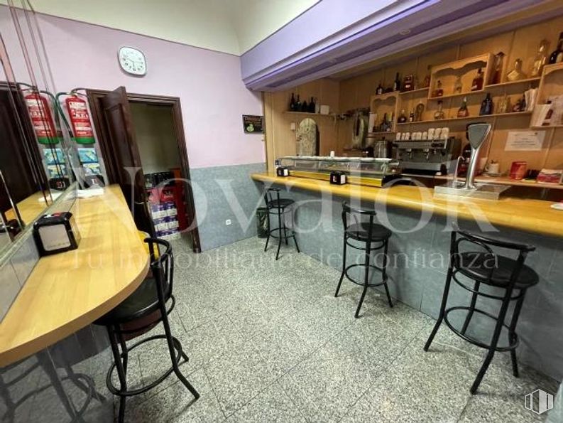 Local en alquiler en 10.604, Calle Bécquer, Móstoles, Madrid, 28932 con taburete, silla, mesa, mesa, mueble, propiedad, interiorismo, suelos, suelo y reloj alrededor