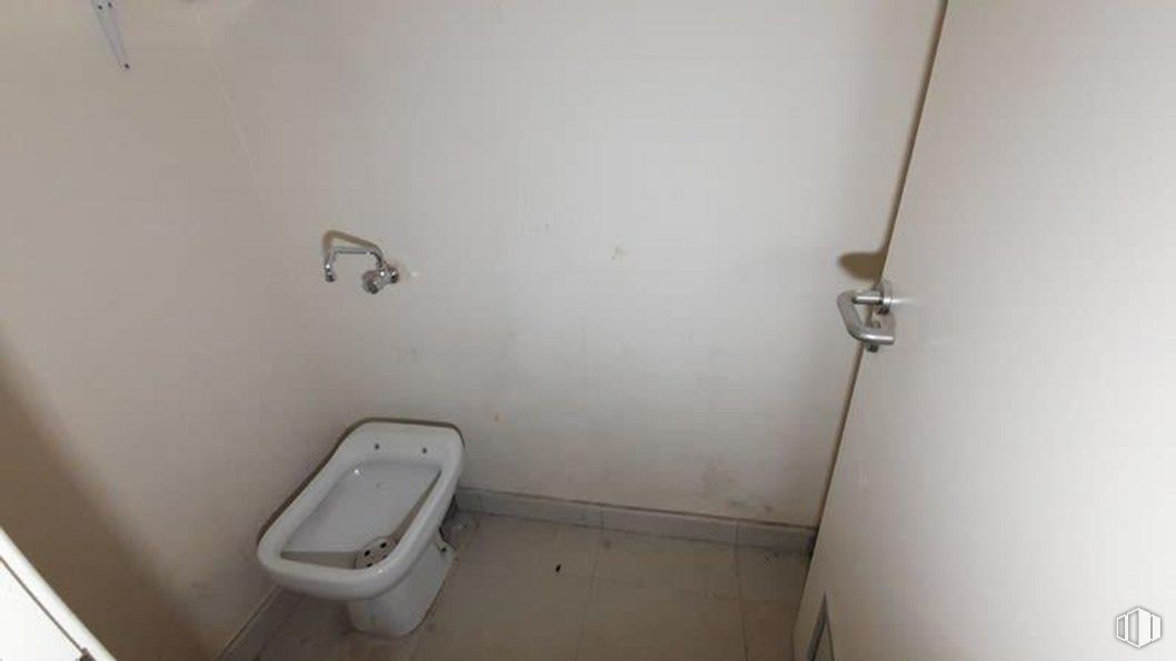 Retail for sale & for rent at Avenida Dos de Mayo, Móstoles, Madrid, 28934 with toilet, bathroom, plumbing fixture, fixture, floor, plumbing, composite material, flooring, toilet seat and wood around