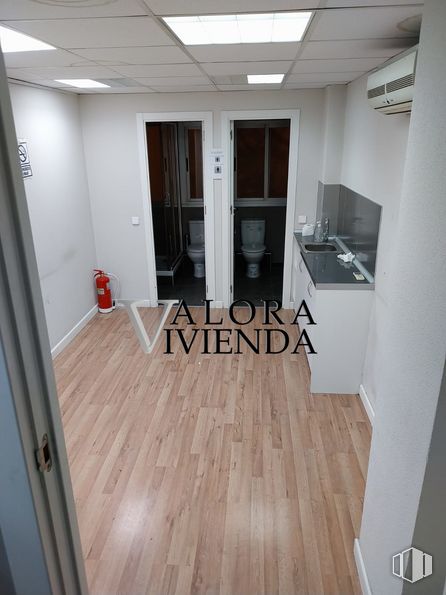 Oficina en venta en Zona Campamento, La Latina, Madrid, 28024 con encimera, accesorio, madera, interiorismo, suelos, hall, suelo, puerta, madera dura y tinte para madera alrededor