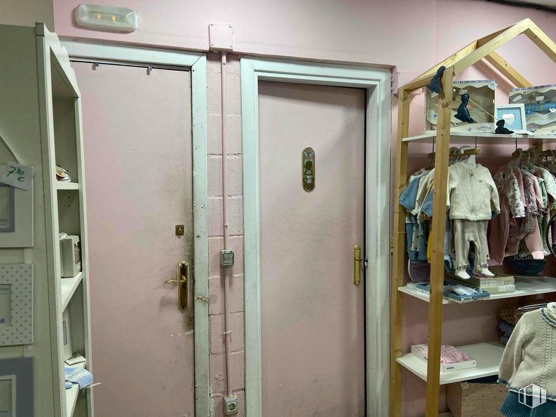 Industrial for sale at Zona industrial, San Sebastián de los Reyes, Madrid, 28700 with door, person, clothing, cleanliness, clothes hanger, door handle, home door and shelving around