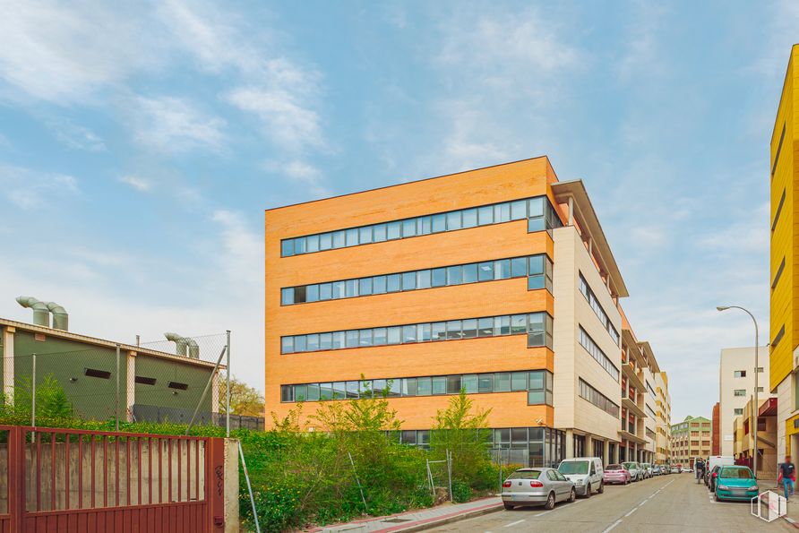 Local en alquiler en Calle Haya, 4, Carabanchel, Madrid, 28044 con edificio, cielo, nube, planta, día, ventana, luz de la calle, infraestructura, diseño urbano y arquitectura alrededor